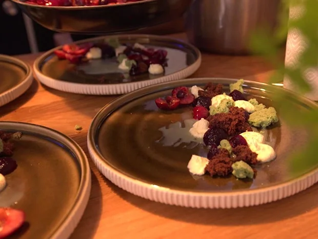 Mascarpone-Creme mit Kirschen, Minzcrumble und Vanille-Kirsch-Eis - Rezept - Bild Nr. 8869