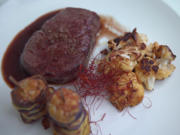 Rinderfilet gebeeft auf Rotweinsauce mit Grillblumenkohl und Kartoffeltürmchen - Rezept - Bild Nr. 8870