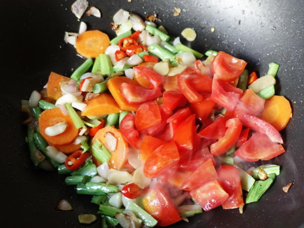 Gemüsepfanne mit scharf-würziger Kokosmilch - Rezept - kochbar.de