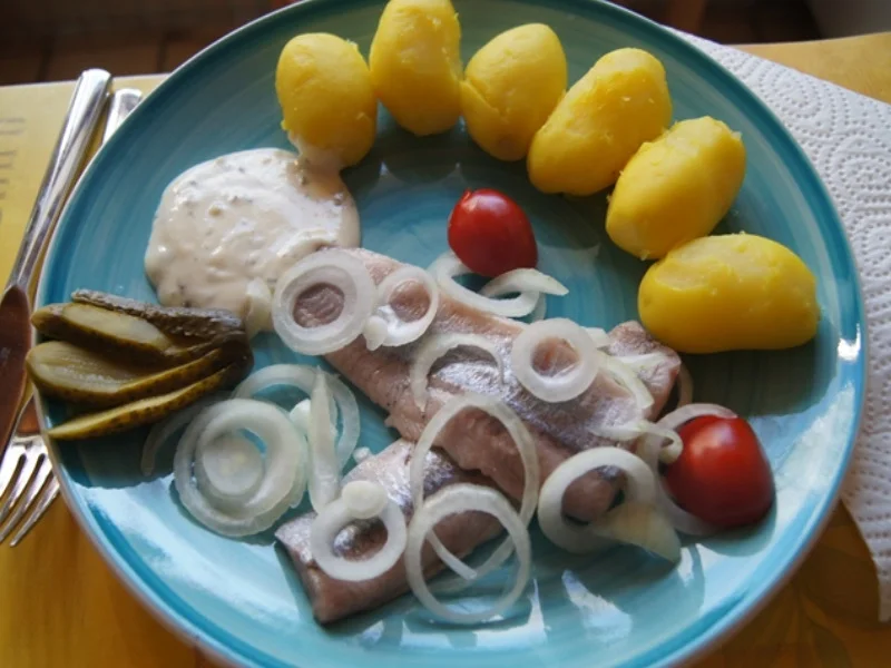Matjesfilet mit Hausfrauensauce und Pellkartoffel-Drillingen - Rezept - Bild Nr. 2