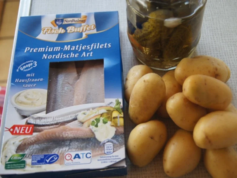 Matjesfilet mit Hausfrauensauce und Pellkartoffel-Drillingen - Rezept - Bild Nr. 3