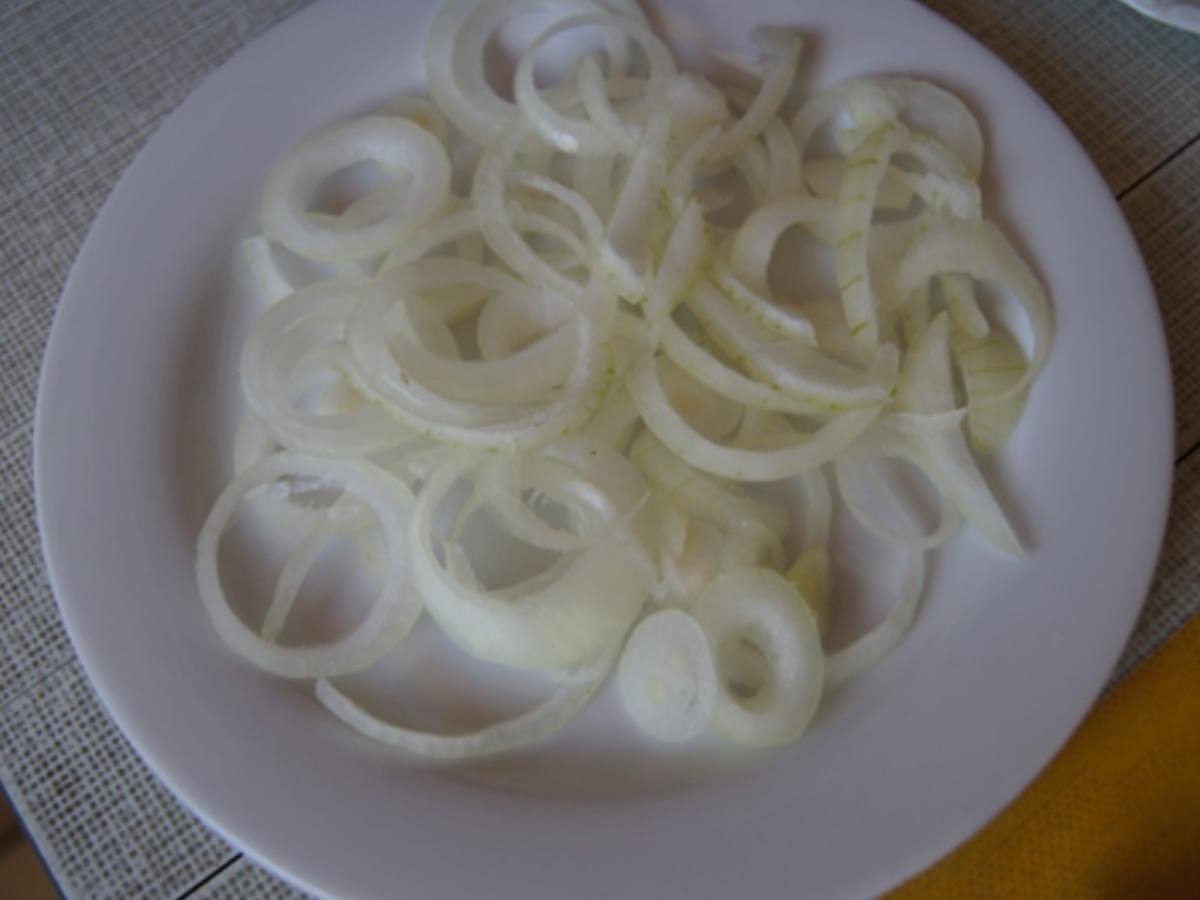 Matjesfilet mit Hausfrauensauce und Pellkartoffel-Drillingen - Rezept ...