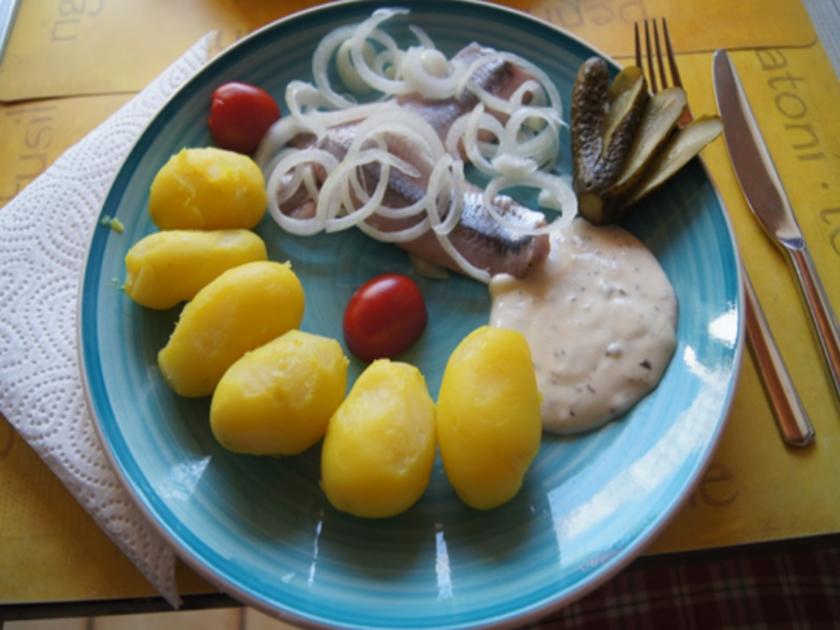 Matjesfilet mit Hausfrauensauce und Pellkartoffel-Drillingen - Rezept ...