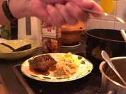 Geschmorte Kalbsbäckchen auf Steinpilzschaum mit Rahmwirsing - Rezept - Bild Nr. 2