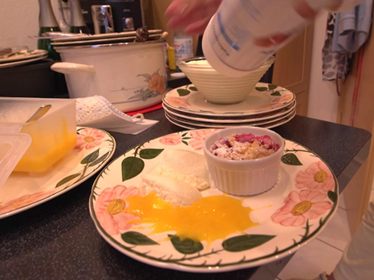 Beerencrumble und Limonen Mousse an Mango Sauce - Rezept - kochbar.de