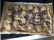 Flammkuchen mit roten Zwiebeln, Ziegenkäse Rosmarin und Honig - Rezept - Bild Nr. 2