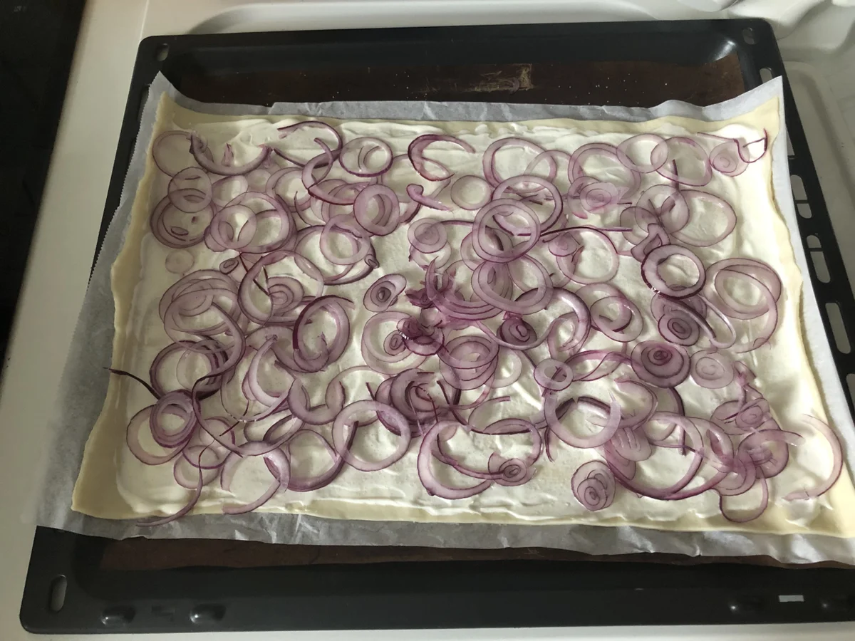 Flammkuchen mit roten Zwiebeln, Ziegenkäse Rosmarin und Honig - Rezept - Bild Nr. 3