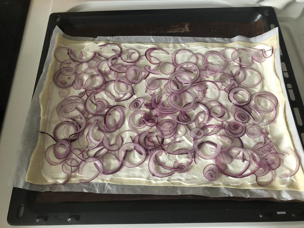 Flammkuchen mit roten Zwiebeln, Ziegenkäse Rosmarin und Honig - schnell ...