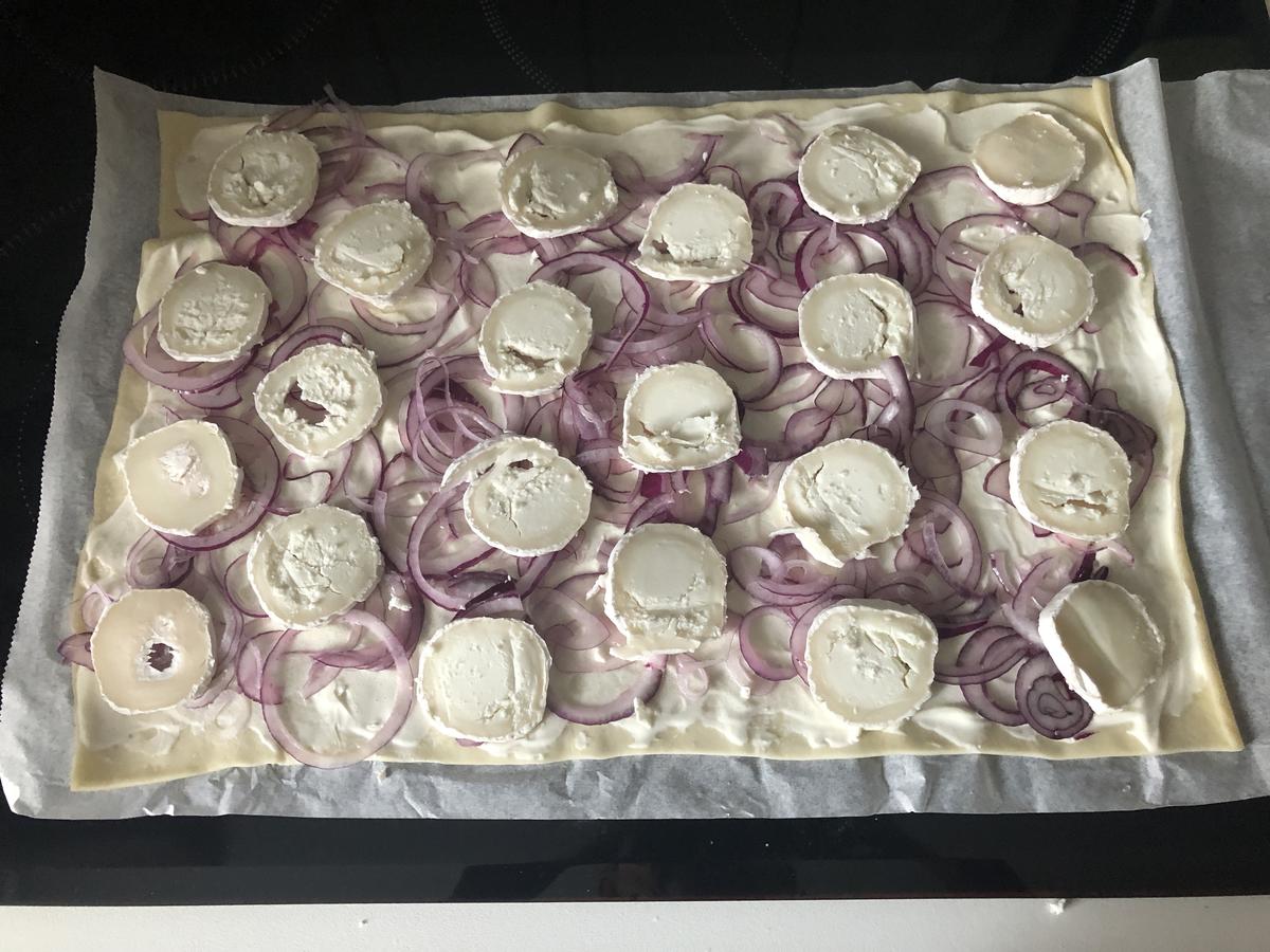 Flammkuchen mit roten Zwiebeln, Ziegenkäse Rosmarin und Honig - schnell ...