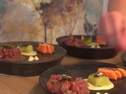 Asiatisch mariniertes Thunfischtatar, flambierter Lachs an Ponzusauce - Rezept - Bild Nr. 2