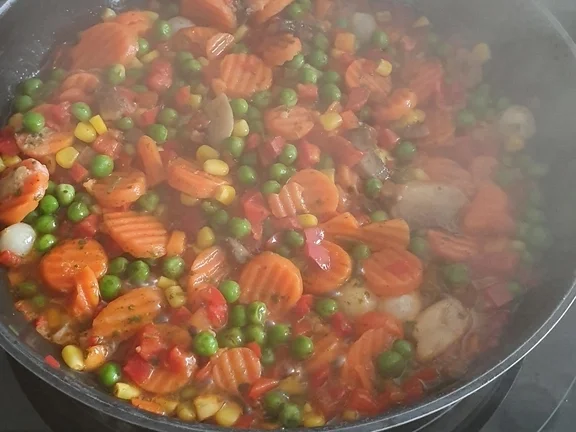 Rezept: Putenschnitzel- Tomatensosse- Gemüsemix- Kartoffelwürfel Bild Nr. 6 Putenschnitzel- Tomatensosse- Gemüsemix- Kartoffelwürfel - Rezept - Bild Nr. 6