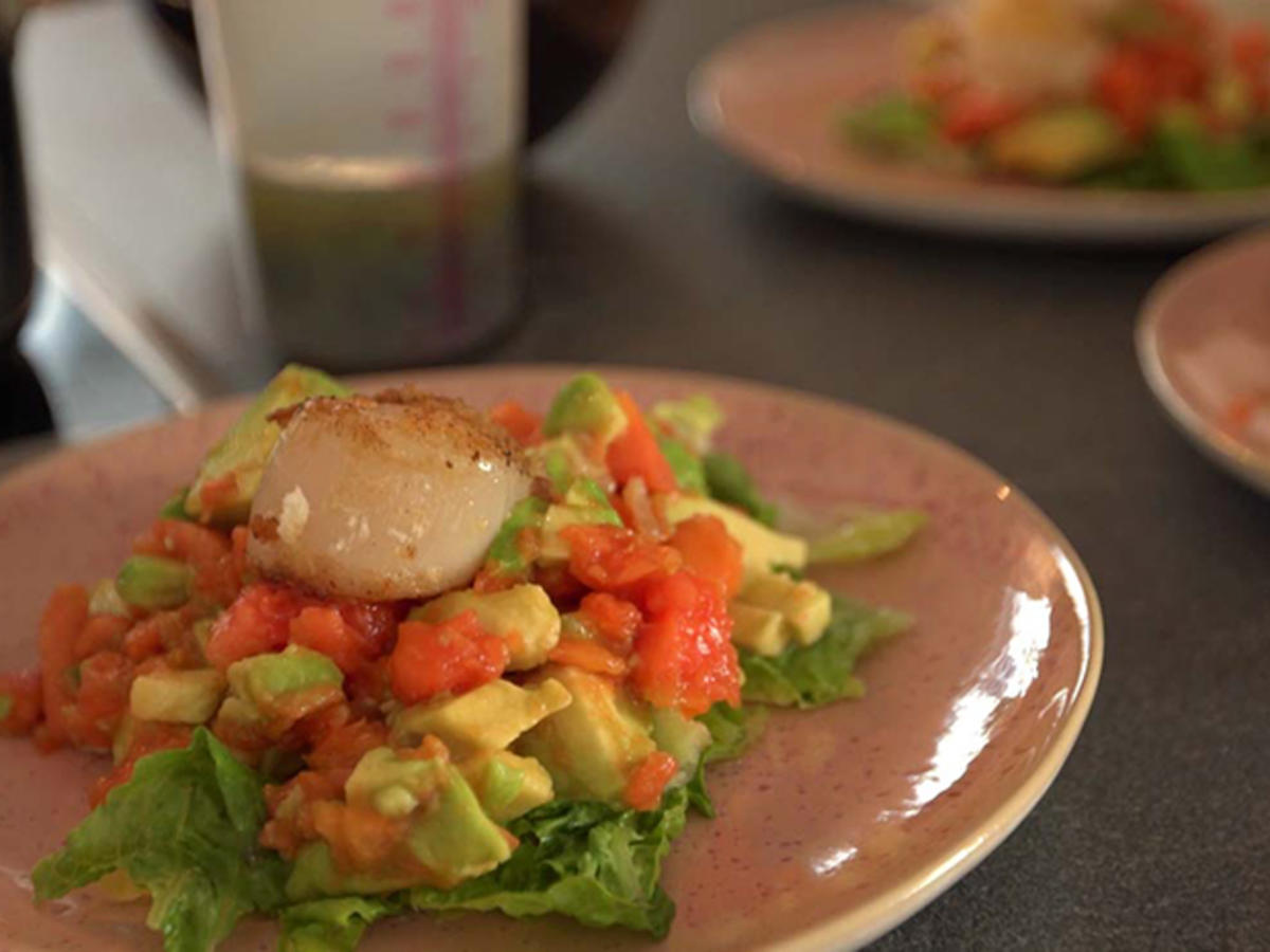 Gebratene Jakobsmuscheln auf Avocado-Papaya-Salat - Rezept - kochbar.de