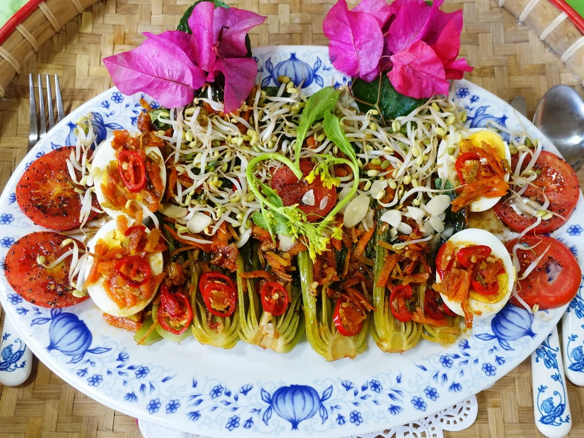 Eier auf Balado-Art mit kurz gebratenem Pak Choi - Rezept - Bild Nr. 2