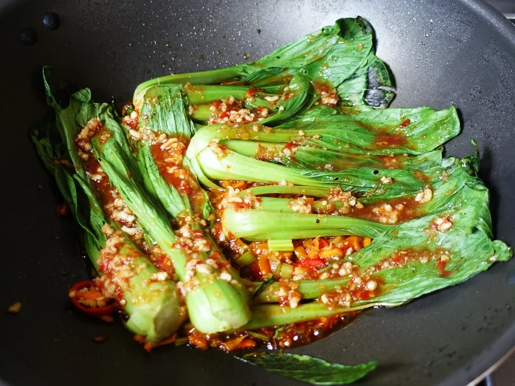 Eier auf Balado-Art mit kurz gebratenem Pak Choi - Rezept - Bild Nr. 4