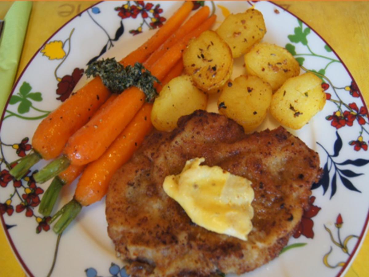 Kalbsschnitzel mit Honigmöhren, Möhrenkraut-Pesto und Bratkartoffel-Drillingen - Rezept - Bild Nr. 2