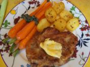 Kalbsschnitzel mit Honigmöhren, Möhrenkraut-Pesto und Bratkartoffel-Drillingen - Rezept - Bild Nr. 2
