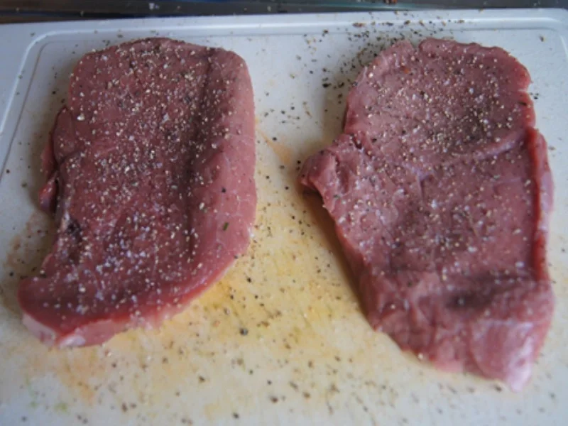 Rezept: Kalbsschnitzel mit Honigmöhren, Möhrenkraut-Pesto und Bratkartoffel-Drillingen Bild Nr. 4 Kalbsschnitzel mit Honigmöhren, Möhrenkraut-Pesto und Bratkartoffel-Drillingen - Rezept - Bild Nr. 4