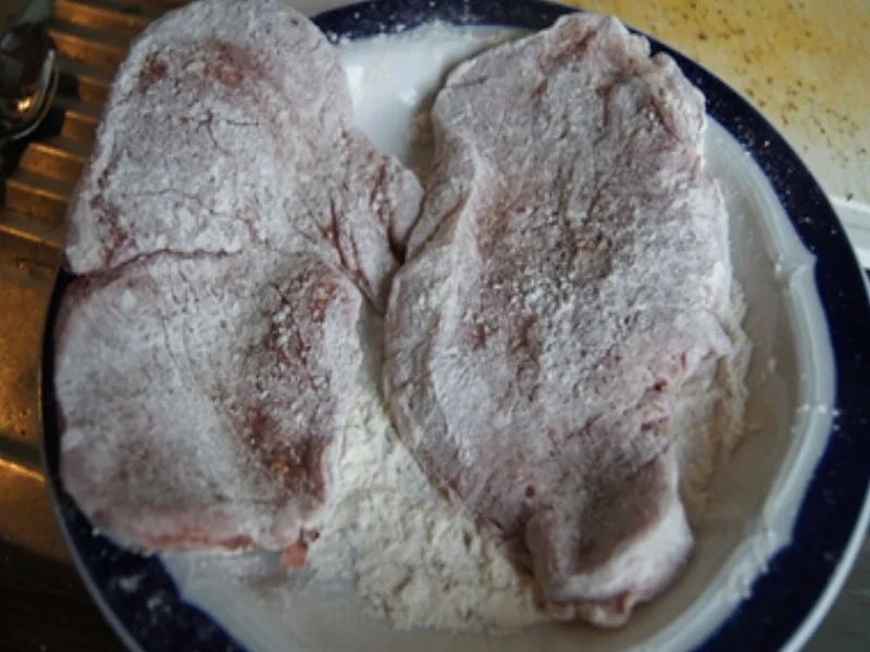 Rezept: Kalbsschnitzel mit Honigmöhren, Möhrenkraut-Pesto und Bratkartoffel-Drillingen Bild Nr. 5 Kalbsschnitzel mit Honigmöhren, Möhrenkraut-Pesto und Bratkartoffel-Drillingen - Rezept - Bild Nr. 5