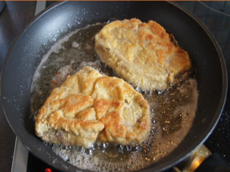 Rezept: Kalbsschnitzel mit Honigmöhren, Möhrenkraut-Pesto und Bratkartoffel-Drillingen Bild Nr. 7 Kalbsschnitzel mit Honigmöhren, Möhrenkraut-Pesto und Bratkartoffel-Drillingen - Rezept - Bild Nr. 7