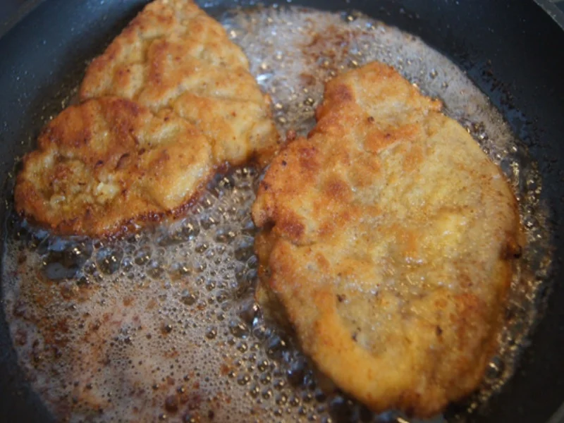 Rezept: Kalbsschnitzel mit Honigmöhren, Möhrenkraut-Pesto und Bratkartoffel-Drillingen Bild Nr. 8 Kalbsschnitzel mit Honigmöhren, Möhrenkraut-Pesto und Bratkartoffel-Drillingen - Rezept - Bild Nr. 8