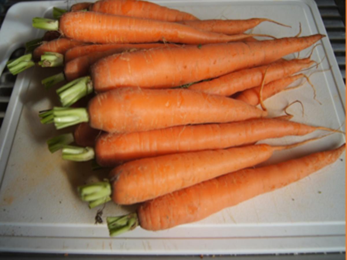 Kalbsschnitzel mit Honigmöhren, Möhrenkraut Pesto und Bratkartoffel ...
