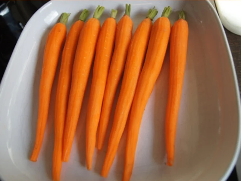 Rezept: Kalbsschnitzel mit Honigmöhren, Möhrenkraut-Pesto und Bratkartoffel-Drillingen Bild Nr. 10 Kalbsschnitzel mit Honigmöhren, Möhrenkraut-Pesto und Bratkartoffel-Drillingen - Rezept - Bild Nr. 10