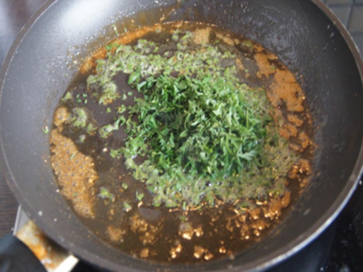 Kalbsschnitzel mit Honigmöhren, Möhrenkraut-Pesto und Bratkartoffel-Drillingen - Rezept - Bild Nr. 15