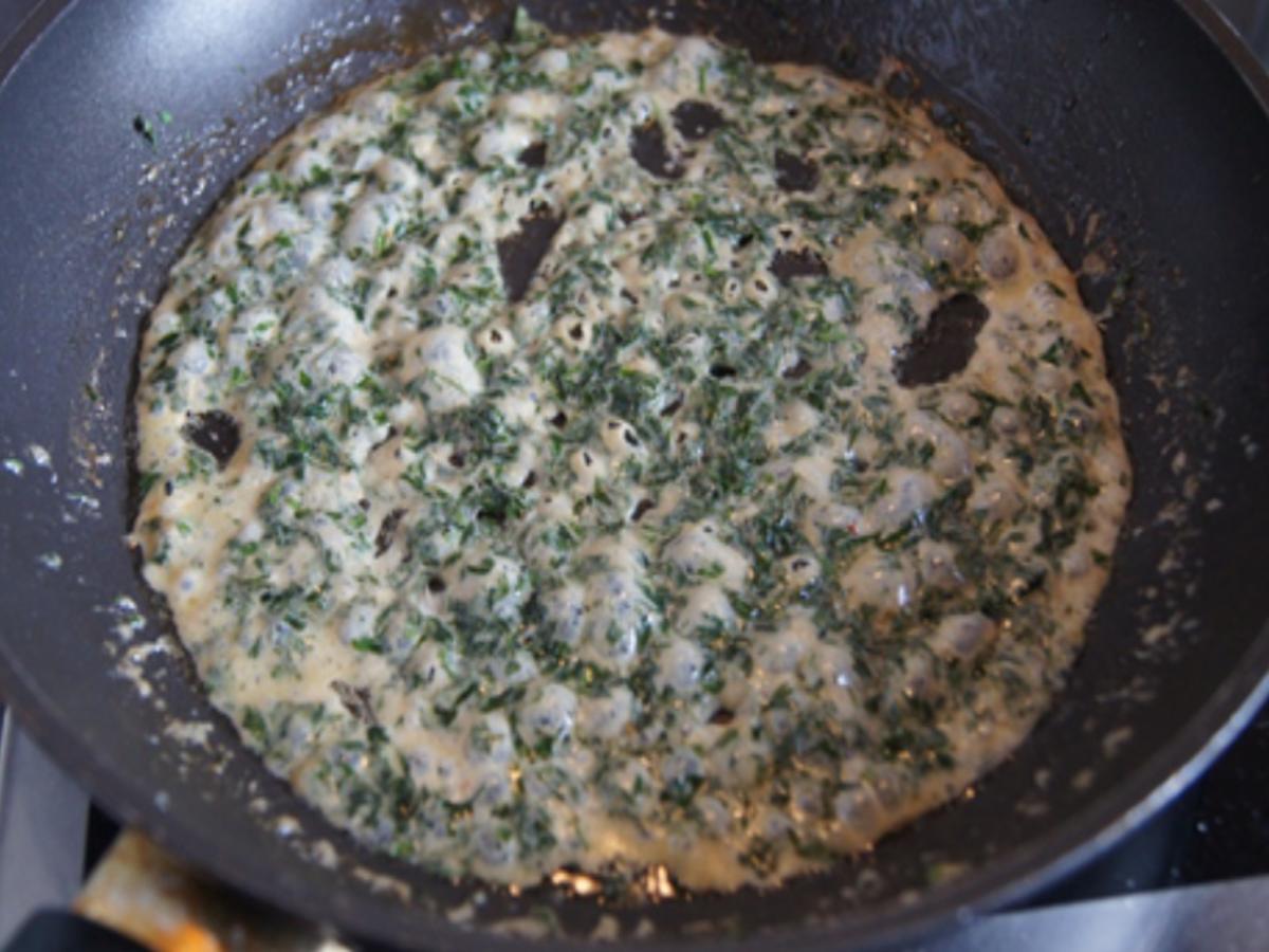 Kalbsschnitzel mit Honigmöhren, Möhrenkraut-Pesto und Bratkartoffel-Drillingen - Rezept - Bild Nr. 17