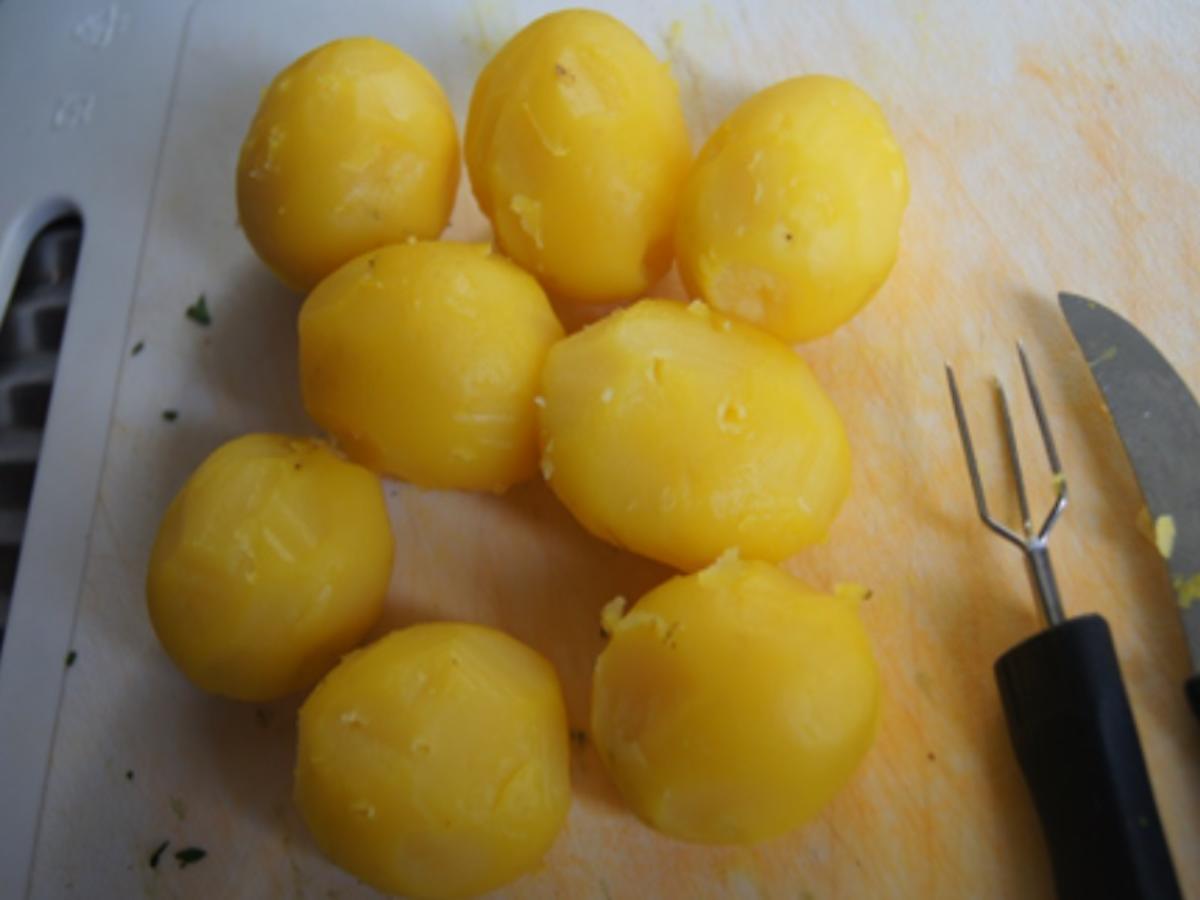 Kalbsschnitzel mit Honigmöhren, Möhrenkraut-Pesto und Bratkartoffel-Drillingen - Rezept - Bild Nr. 21