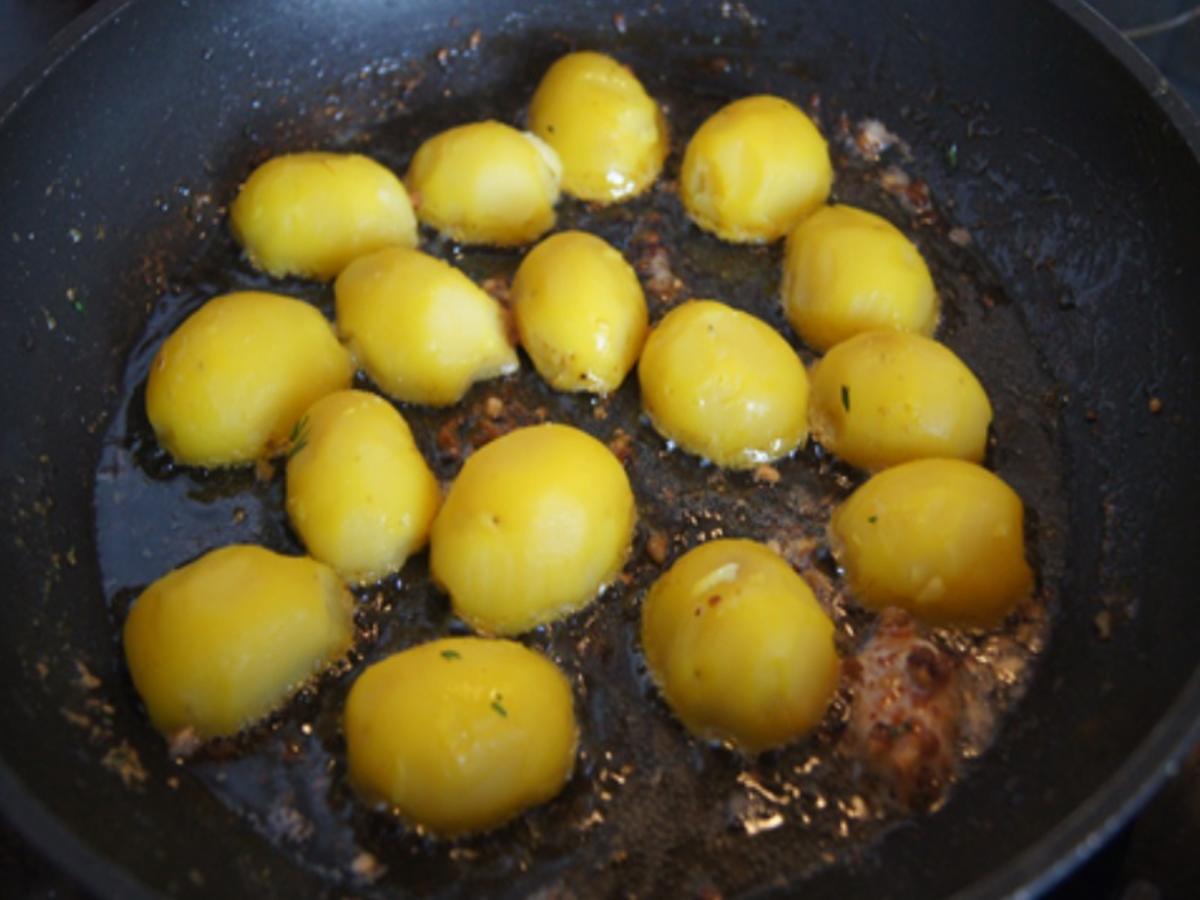 Kalbsschnitzel mit Honigmöhren, Möhrenkraut-Pesto und Bratkartoffel-Drillingen - Rezept - Bild Nr. 22