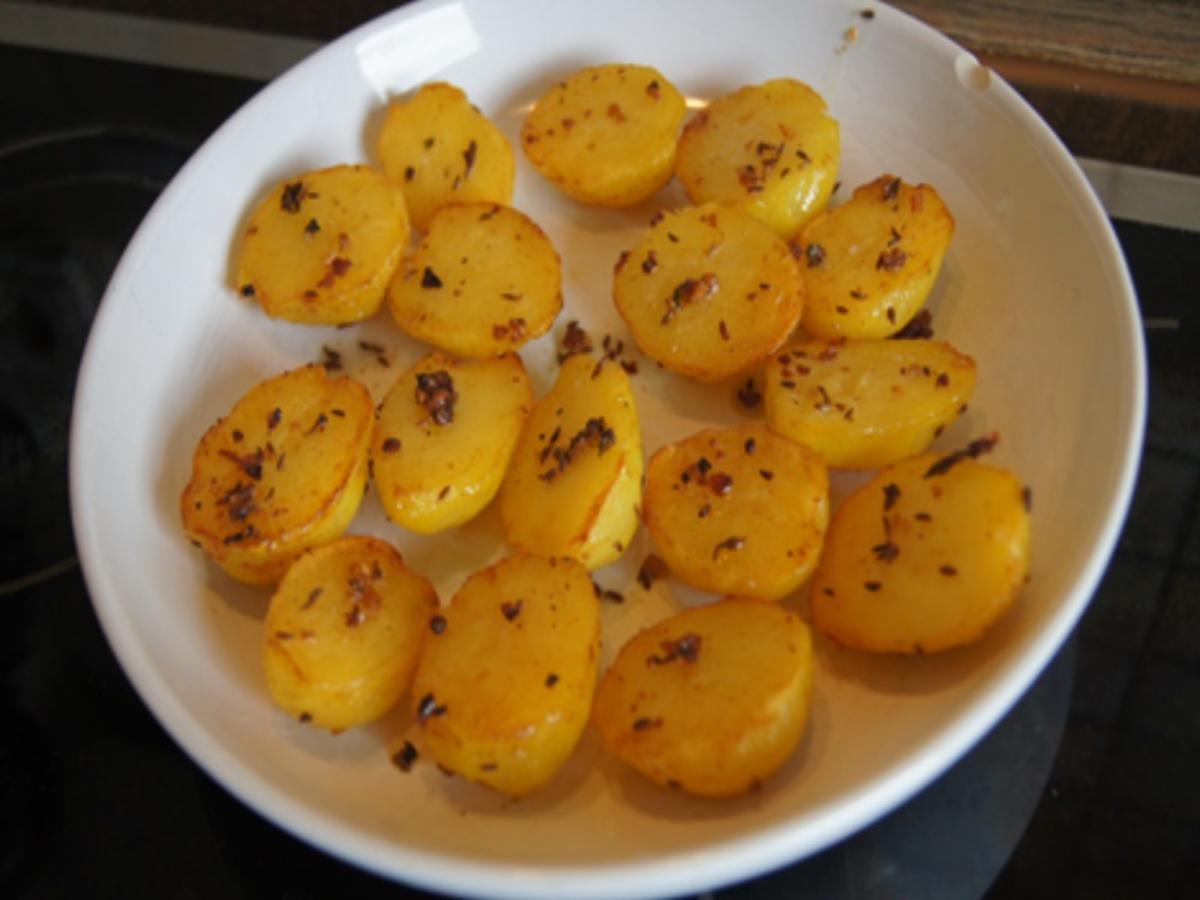 Kalbsschnitzel mit Honigmöhren, Möhrenkraut-Pesto und Bratkartoffel-Drillingen - Rezept - Bild Nr. 23