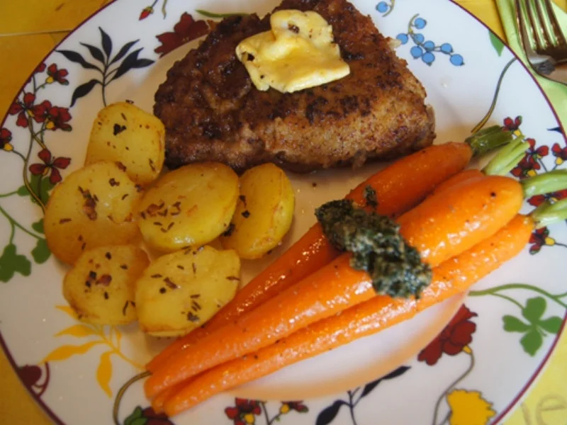 Rezept: Kalbsschnitzel mit Honigmöhren, Möhrenkraut-Pesto und Bratkartoffel-Drillingen Bild Nr. 25 Kalbsschnitzel mit Honigmöhren, Möhrenkraut-Pesto und Bratkartoffel-Drillingen - Rezept - Bild Nr. 25