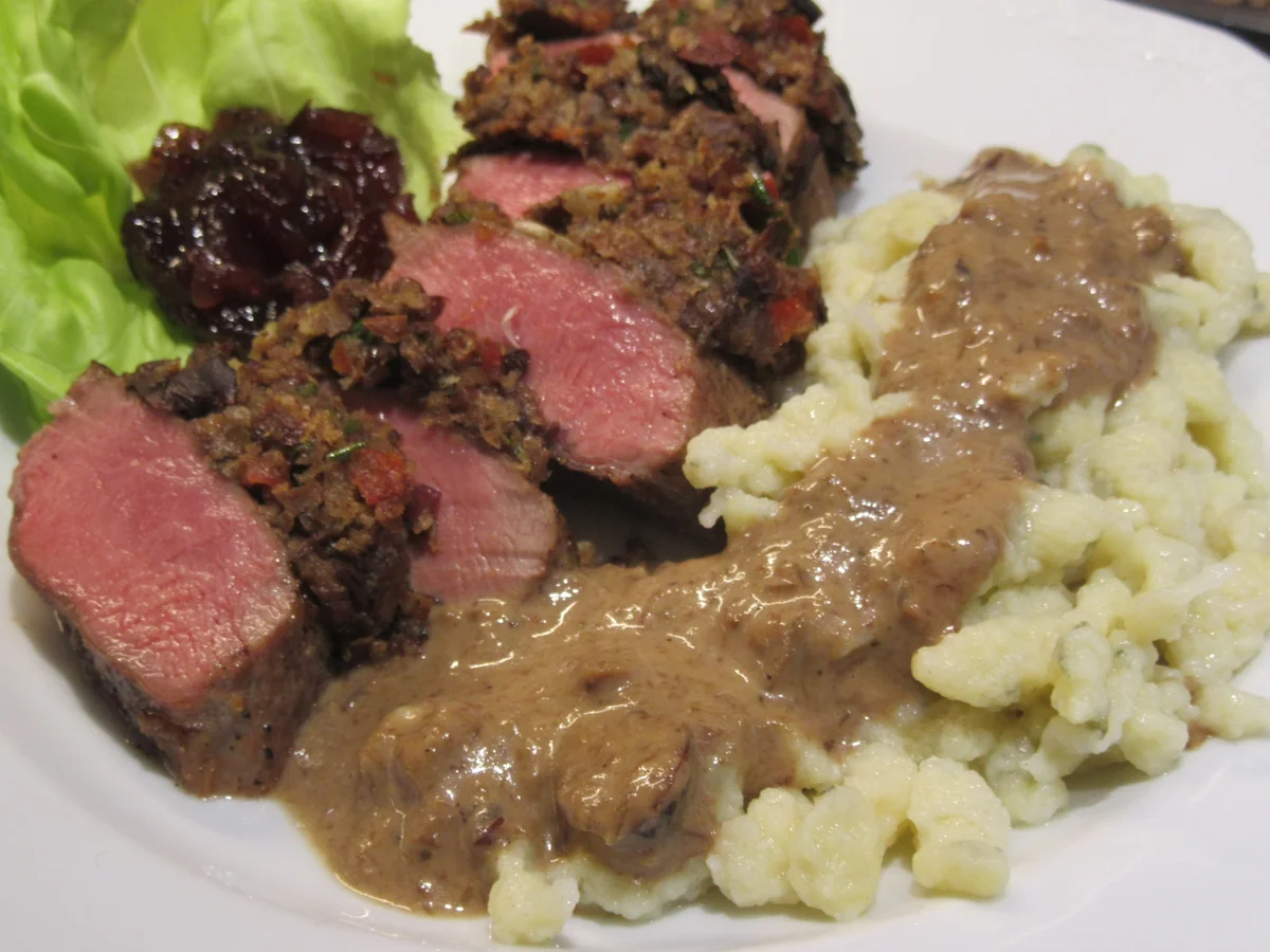 Fleisch: Lammlachse mit Steinpilzkruste und Rosmarinspätzle - Rezept - Bild Nr. 2