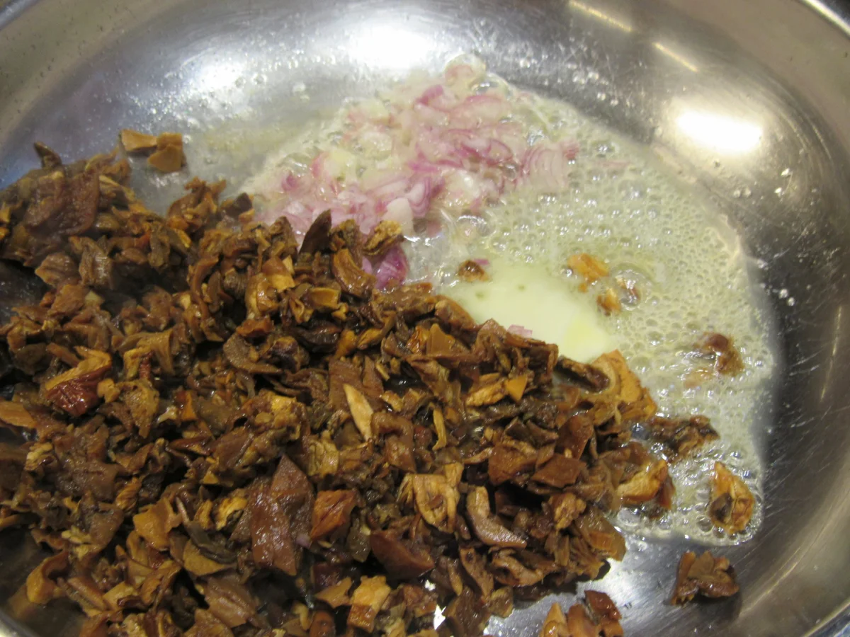 Fleisch: Lammlachse mit Steinpilzkruste und Rosmarinspätzle - Rezept - Bild Nr. 3