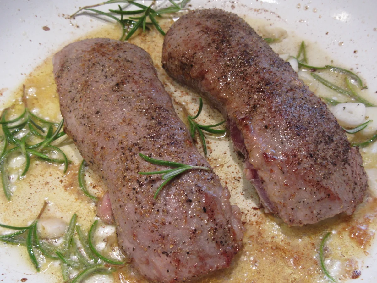 Fleisch: Lammlachse mit Steinpilzkruste und Rosmarinspätzle - Rezept - Bild Nr. 7