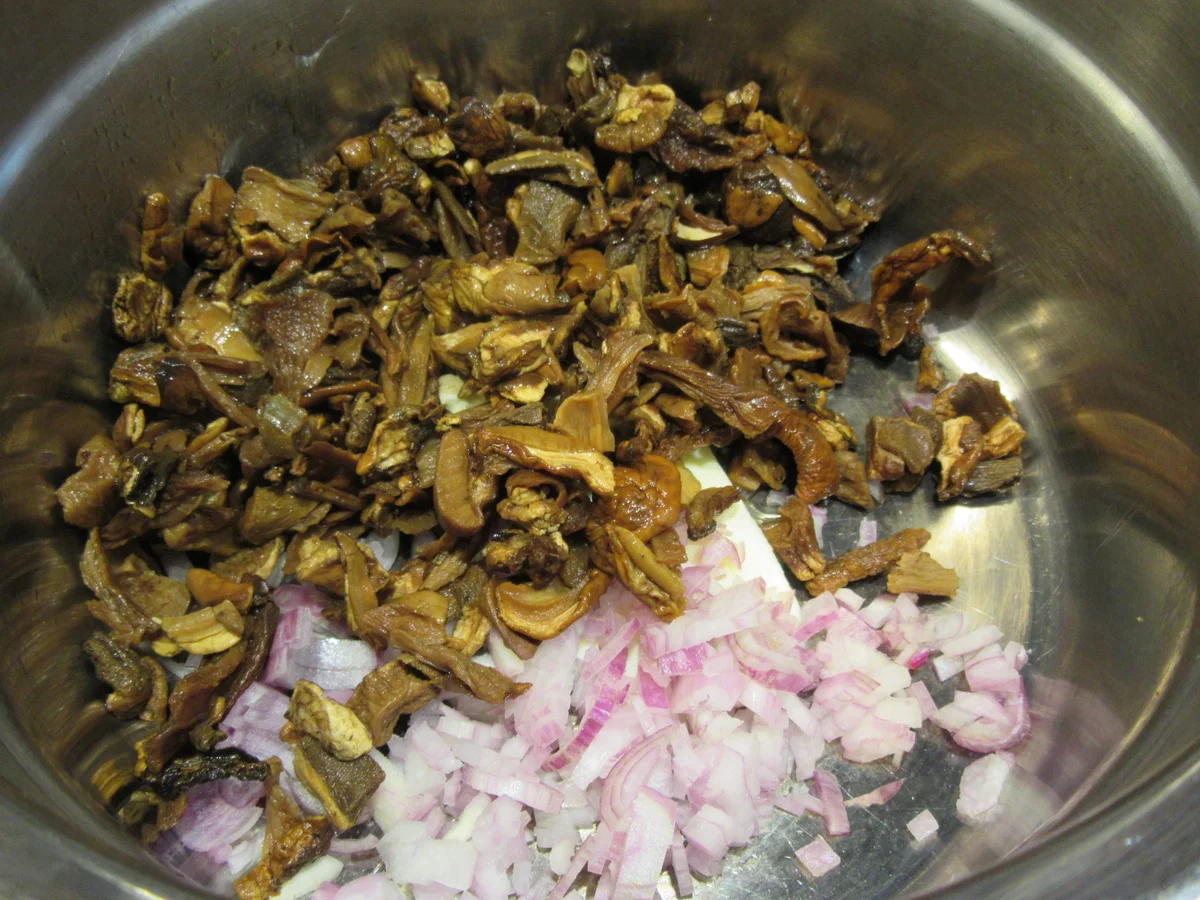 Fleisch: Lammlachse mit Steinpilzkruste und Rosmarinspätzle - Rezept - Bild Nr. 10