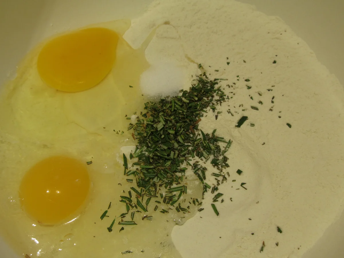 Fleisch: Lammlachse mit Steinpilzkruste und Rosmarinspätzle - Rezept - Bild Nr. 14