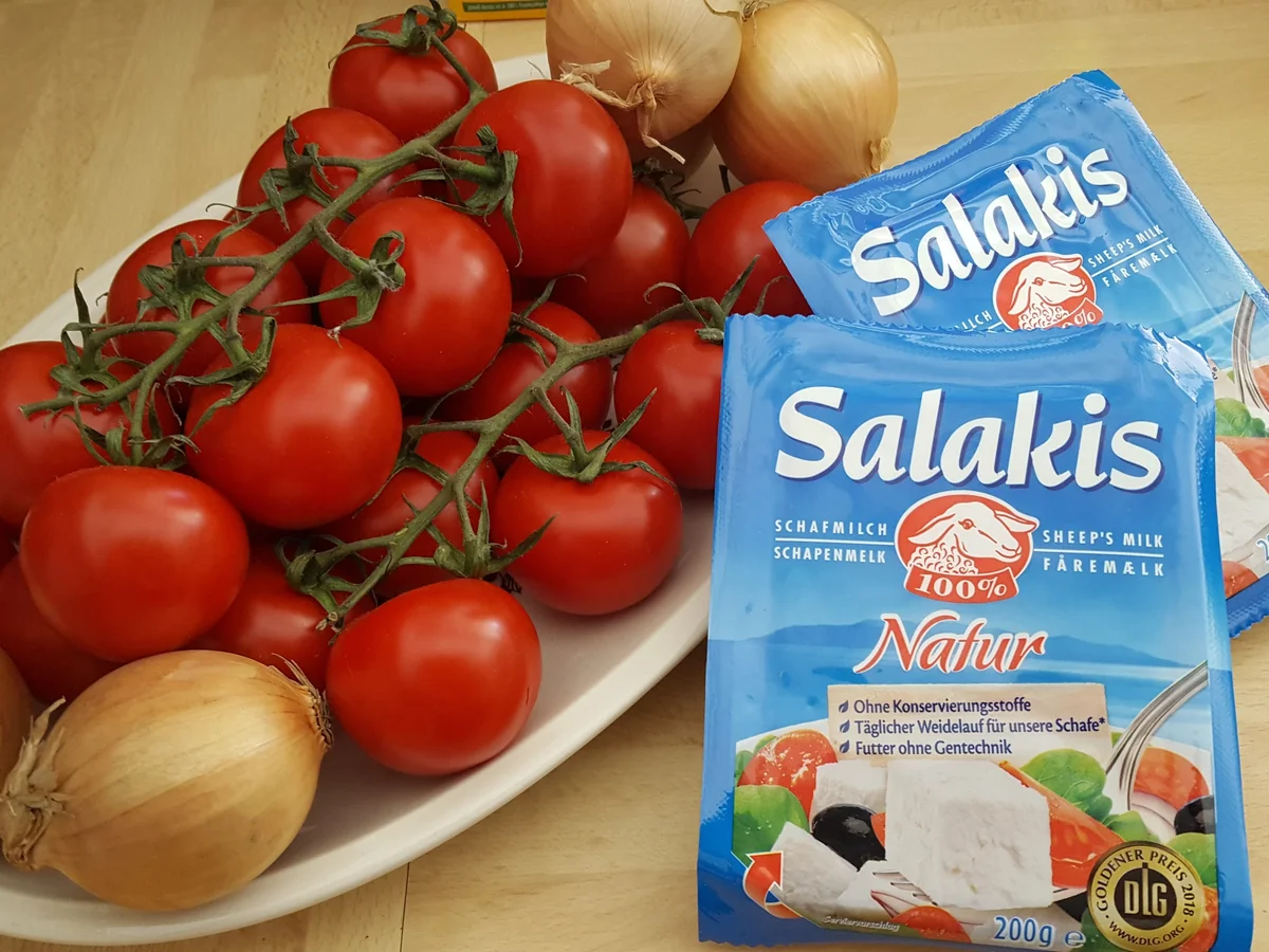 Geschmorte Tomaten mit Zwiebeln, Schafskäse und Ei - Rezept - Bild Nr. 8955
