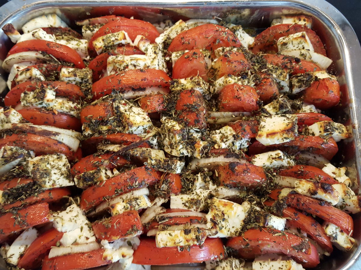 Gebackene Tomaten mit Zwiebeln und Schafskäse in Olivenöl - einfach ...