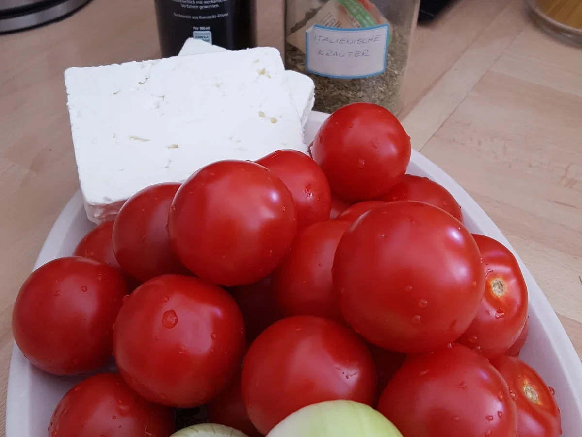 Gebackene Tomaten mit Zwiebeln und Schafskäse in Olivenöl - Rezept - Bild Nr. 8964