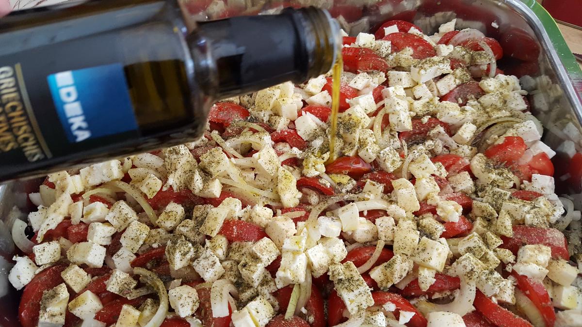 Gebackene Tomaten mit Zwiebeln und Schafskäse in Olivenöl - Rezept - Bild Nr. 8965