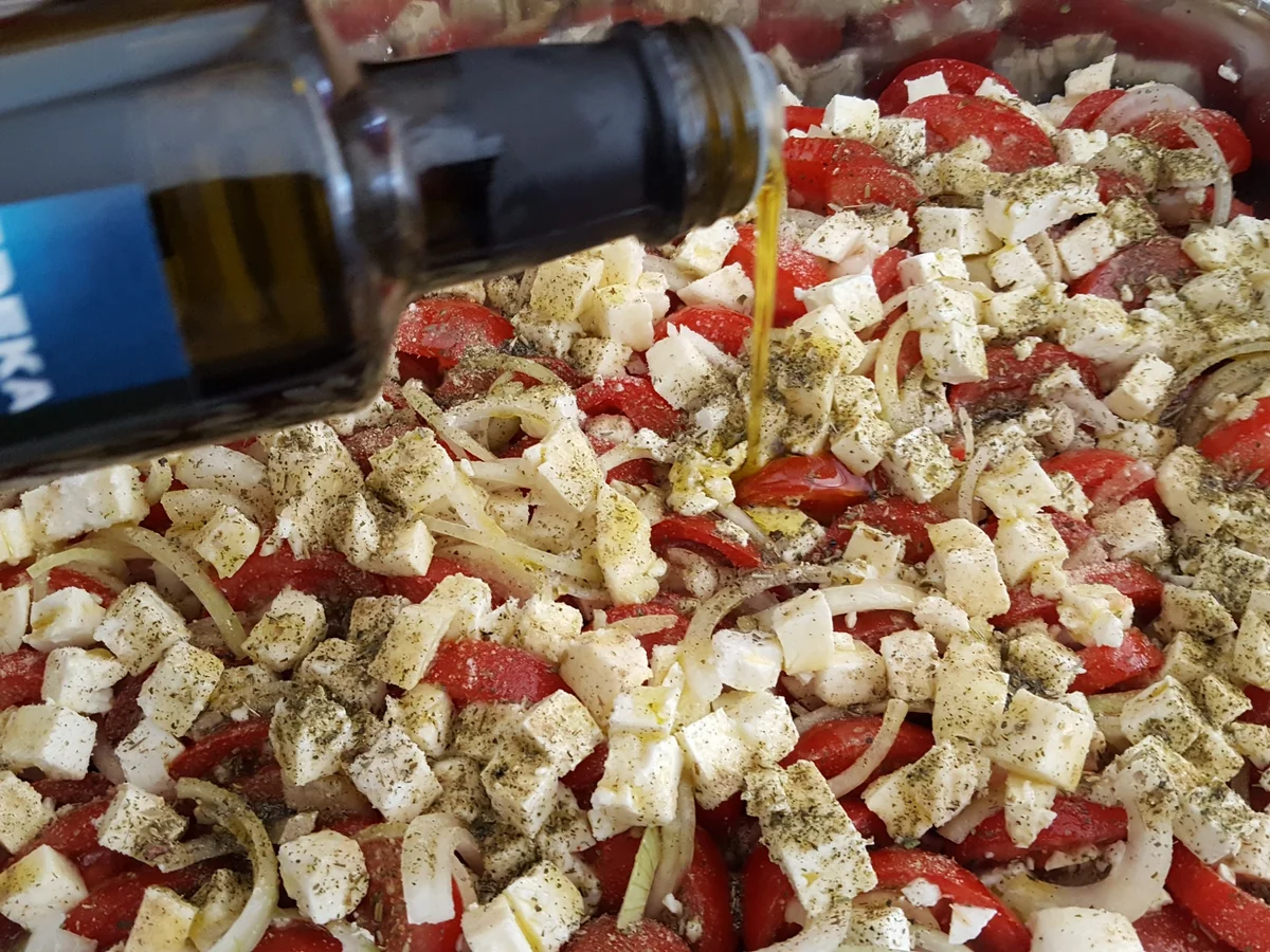 Gebackene Tomaten mit Zwiebeln und Schafskäse in Olivenöl - Rezept - Bild Nr. 8965