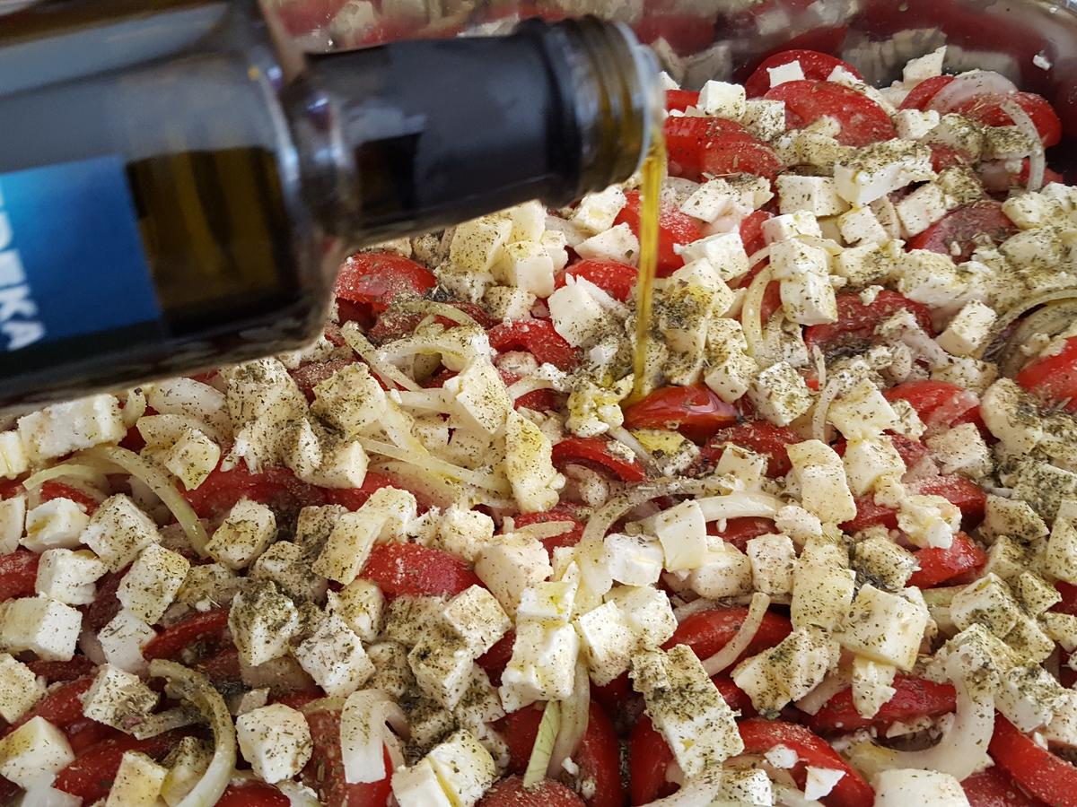 Gebackene Tomaten mit Zwiebeln und Schafskäse in Olivenöl - einfach ...