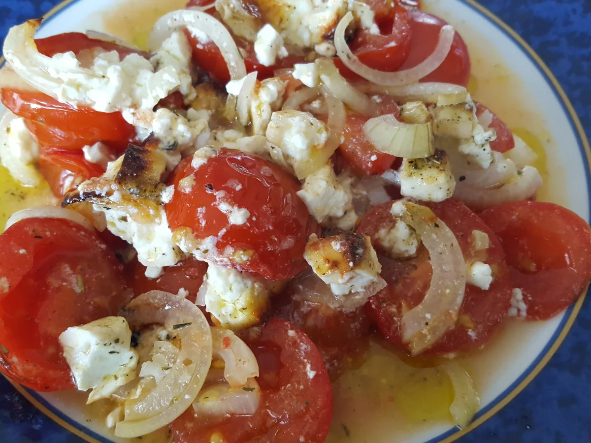 Gebackene Tomaten mit Zwiebeln und Schafskäse in Olivenöl - Rezept - Bild Nr. 8967