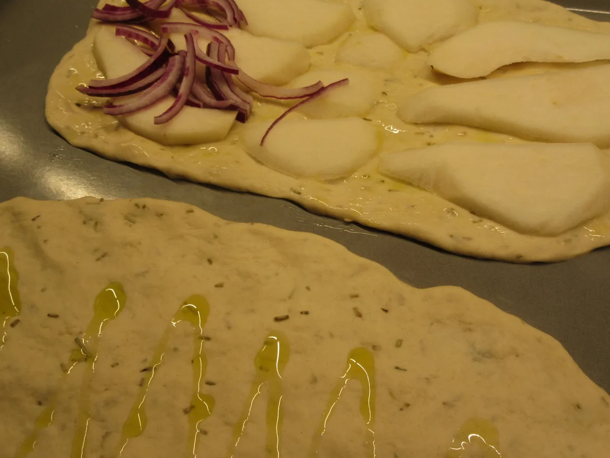 Pikantes Backen: Fladen mit Birne, Preiselbeeren, Zwiebeln und Weichkäse - Rezept - Bild Nr. 4