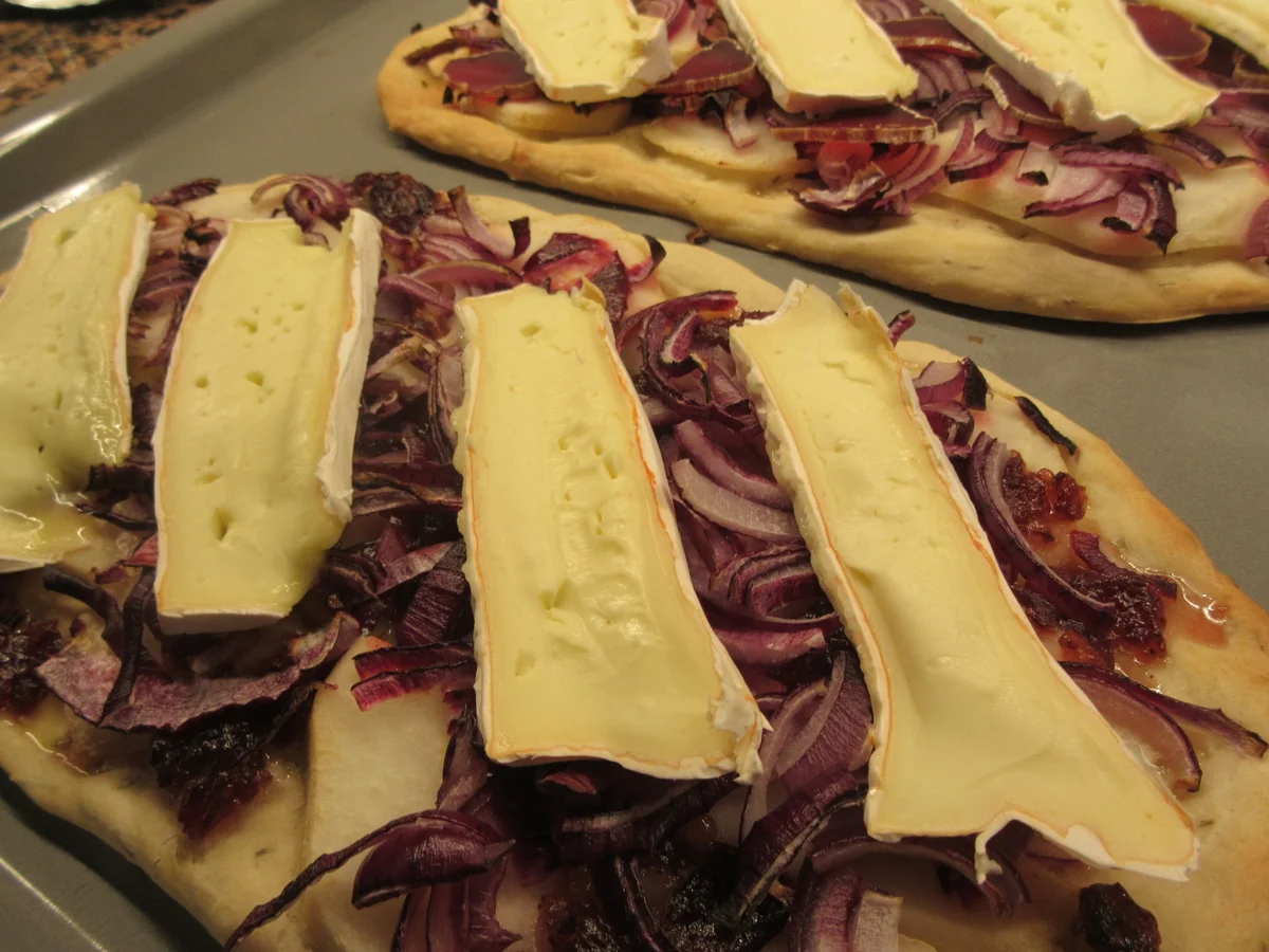 Pikantes Backen: Fladen mit Birne, Preiselbeeren, Zwiebeln und Weichkäse - Rezept - Bild Nr. 6