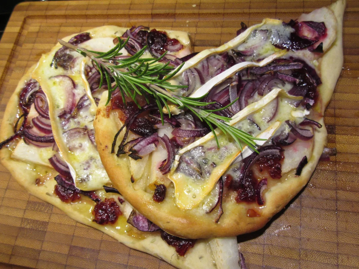 Pikantes Backen: Fladen mit Birne, Preiselbeeren, Zwiebeln und Weichkäse - Rezept - Bild Nr. 8