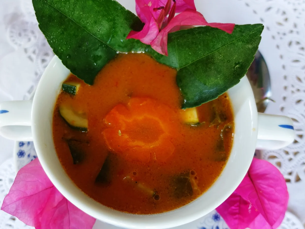 Würzig-scharfe Tomatensuppe mit Zucchino - Rezept - Bild Nr. 2