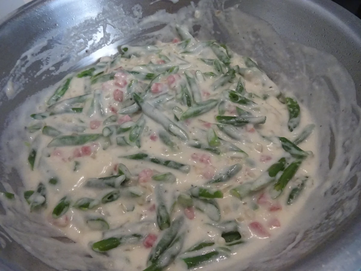 Geräucherte Putenoberkeule mit Speckbohnen in weißer Soße - Rezept - Bild Nr. 7