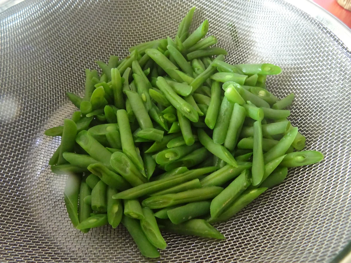 Geräucherte Putenoberkeule mit Speckbohnen in weißer Soße - Rezept - Bild Nr. 11